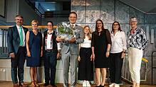 Manfred Römersperger (vorne) geht in Ruhestand, seine Verdienste gewürdigt haben bei der Verabschiedung in der Aula des Klettgau ...