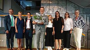 Manfred Römersperger (vorne) geht in Ruhestand, seine Verdienste gewürdigt haben bei der Verabschiedung in der Aula des Klettgau ...