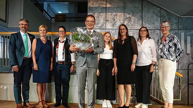Manfred Römersperger (vorne) geht in Ruhestand, seine Verdienste gewürdigt haben bei der Verabschiedung in der Aula des Klettgau ...