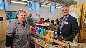 Kunsttherapeutin Prisca Weber und Schulleiter Frank Peiszan betrachten die Kunstwerke der Schüler beim Tag der offenen Tür. Bild: Gerald ...