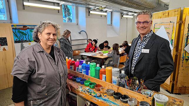 Kunsttherapeutin Prisca Weber und Schulleiter Frank Peiszan betrachten die Kunstwerke der Schüler beim Tag der offenen Tür. Bild: Gerald ...