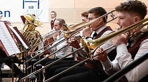 Der Musikverein Ewattingen reißt das Publikum beim Frühjahrskonzert mit „Let‘s Get Loud“ von den Sitzen. Fotos: Steffen Schmidt