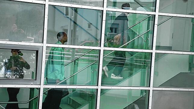 SCREENSHOT – Jonathan Tah (M) kommt zum Medizincheck ins Barmherzige Brüder Krankenhaus. Der Fußball-Nationalspieler kam in München für ...