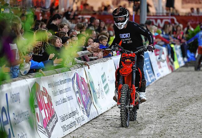 Bild 12: Zwischen Adrenalin und Tradition: Der spektakuläre Showabend beim Fest der Pferde auf den Immenhöfen