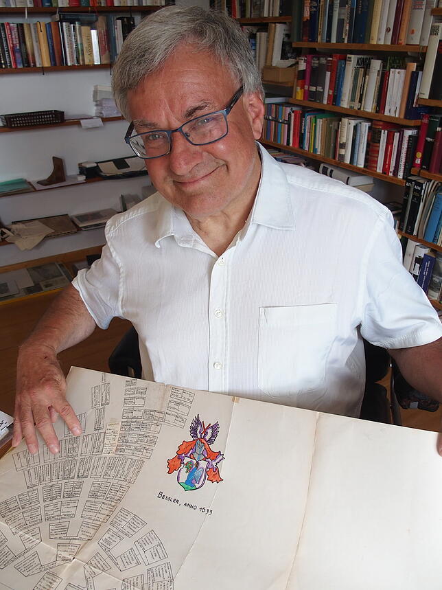 Georg Gaugler aus St. Blasien mit dem Stammbaum seiner Verbindung zum Fürstabt Martin Gerbert.