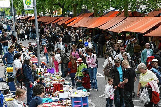 (Archivbild) Gut besuchte Stände beim grenzüberschreitenden Flohmarkt im Jahr 2018.