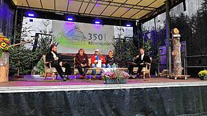 „Wie war die Kindheit auf dem Röthenlochhof?“, fragt Moderator Henry Greif (Mitte) Marius Richter, Elfriede Dufner, Johanna Knörle und ...