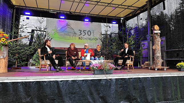 „Wie war die Kindheit auf dem Röthenlochhof?“, fragt Moderator Henry Greif (Mitte) Marius Richter, Elfriede Dufner, Johanna Knörle und ...