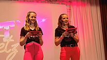 Helen Huber (links) und Kerstin Sahli von den Rolliwiebern der Wolfbach-Rolli moderieren den ersten Showtanzwettbewerb für Narrenvereine ...