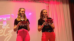 Helen Huber (links) und Kerstin Sahli von den Rolliwiebern der Wolfbach-Rolli moderieren den ersten Showtanzwettbewerb für Narrenvereine ...