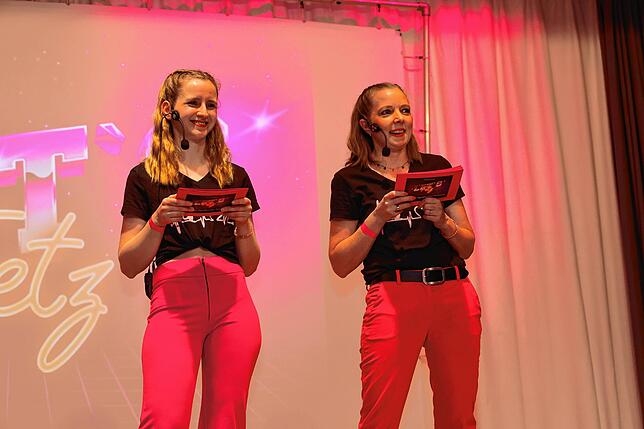 Helen Huber (links) und Kerstin Sahli von den Rolliwiebern der Wolfbach-Rolli moderieren den ersten Showtanzwettbewerb für Narrenvereine ...