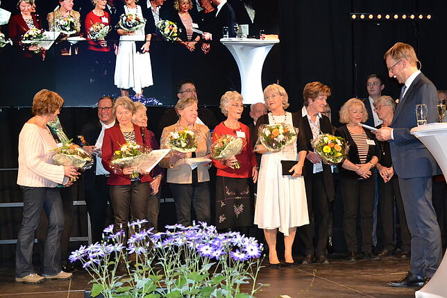 Die Träger des ersten Ehrenamtspreises 2017 wurden beim Waldshut-Tiengener Neujahrsempfang durch Oberbürgermeister Philipp Frank ...