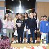 Schüler der Klasse 6b präsentieren Oberbürgermeister Klaus Eberhardt (rechts) ihr mit dem Verbraucherschutzpreis 2019 ausgezeichnetes ...