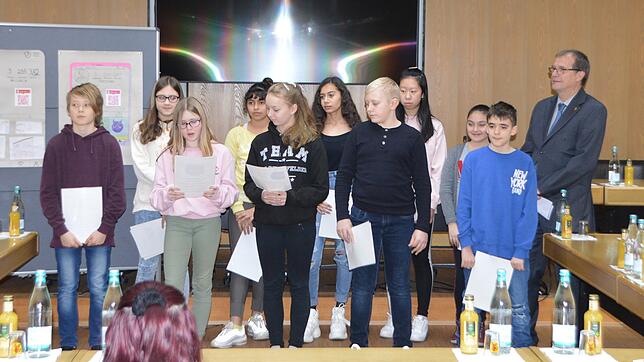 Schüler der Klasse 6b präsentieren Oberbürgermeister Klaus Eberhardt (rechts) ihr mit dem Verbraucherschutzpreis 2019 ausgezeichnetes ...