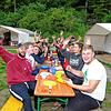 Jugendliche, die vom Zeltlager Seemoos ins Lager Benistobel wandern und von dort aus nach Schwende weiterziehen? Das wird in ...
