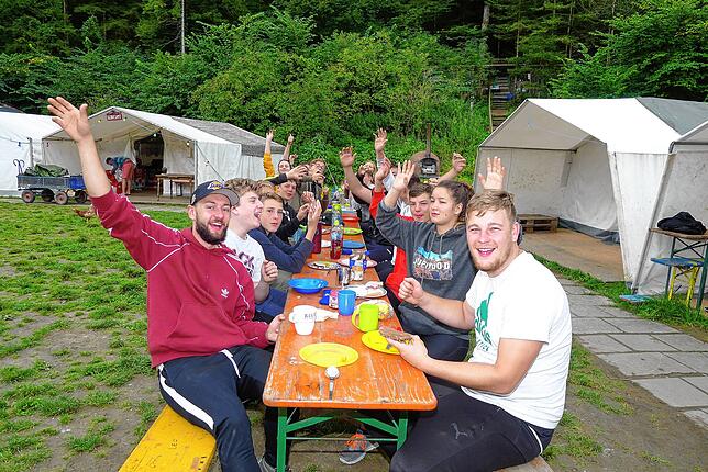 Jugendliche, die vom Zeltlager Seemoos ins Lager Benistobel wandern und von dort aus nach Schwende weiterziehen? Das wird in ...
