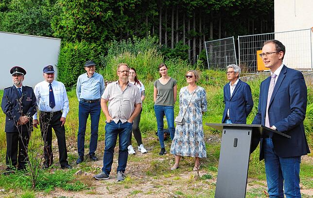 Bürgermeister Bächle eröffnet die Veranstaltung. Von links: Stephan Demattio (Ortschaftsrat), Hubert Riesle (Feuerwehr), Lutz Rademacher ...