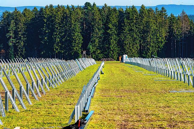 Auf dieser Weise wird die Photovoltaik-Freilandanlage installiert.