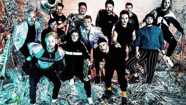 Die Brasspop-Band Querbeat, ein 13-köpfiges Kollektiv aus Köln, spielt am 18. Mai beim Markdorf Open Air. Mit Sänger Jojo Berger (vorne ...