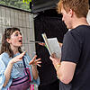 Luca Viglahn aus der Pop-Up-Redaktion des SÜDKURIER zum Campus-Festival 2023 interviewt gerade die Künstlerin Anja Jurleit von der Band ...