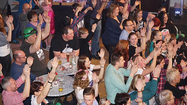 Wo die Dorfrocker spielen, steppt der Bär, so auch in der Löffigner Festhalle. Fans aus ganz Süddeutschland und dem benachbarten Ausland ...
