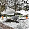 Die Feuerwehr befreite die Konzertmuschel im Schloßpark vom Schnee.