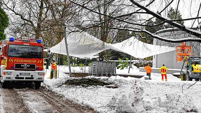 Die Feuerwehr befreite die Konzertmuschel im Schloßpark vom Schnee.