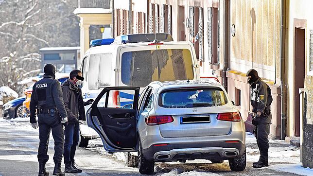 Polizei-Einsatz am Freitagmorgen in Donaueschingen. Beamte haben ein Gebäude in der Heinrich-Feurstein-Straße durchsucht.