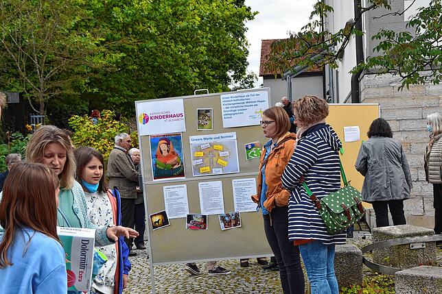 Simone Eisenhardt (orangefarbene Jacke) ist die Leiterin der katholischen Kinderhaus in Steißlingen. Sie freut sich, hier ihre Arbeit ...