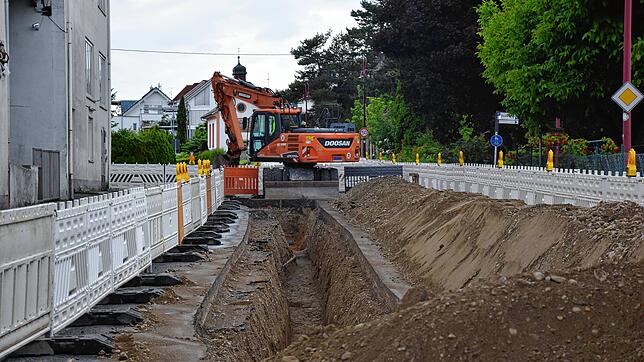 Auf Höhe der Firma Sinner ist momentan die Radolfzeller Straße (B34) wegen der Wasserleitung geöffnet.