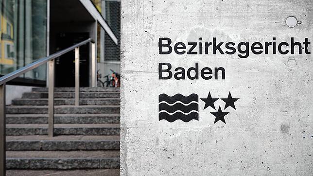 Ein 48-Jähriger soll vor einem Jahr seine Frau erwürgt haben. Die Anklageschrift der Staatsanwaltschaft liegt jetzt beim Bezirksgericht ...
