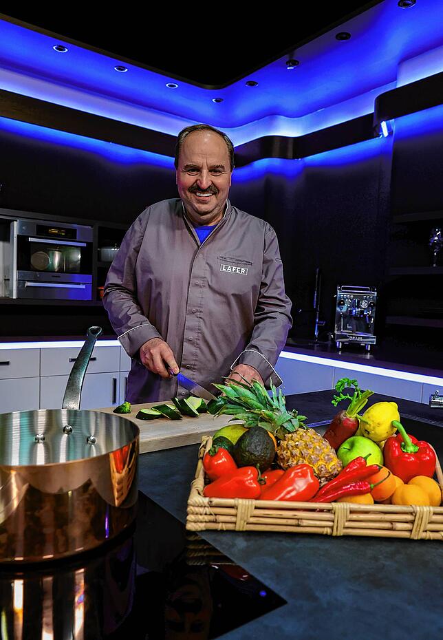 Johann Lafer bereitet Essen am liebsten aus frischen Lebensmitteln zu.