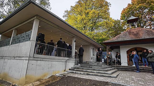Neu und alt vereint: Die neue Aussegnungshalle aus Beton (links) grenzt direkt an die bisherige Gedenkkapelle.