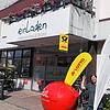 Geschäftsführerin Carolin Ast bietet nun in ihrem „einLaden“ in Heiligenberg auch den Service einer Postfiliale an, worauf das Schild am ...