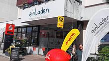 Geschäftsführerin Carolin Ast bietet nun in ihrem „einLaden“ in Heiligenberg auch den Service einer Postfiliale an, worauf das Schild am ...