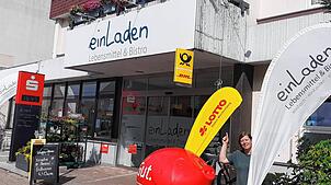 Geschäftsführerin Carolin Ast bietet nun in ihrem „einLaden“ in Heiligenberg auch den Service einer Postfiliale an, worauf das Schild am ...