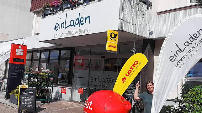 Geschäftsführerin Carolin Ast bietet nun in ihrem „einLaden“ in Heiligenberg auch den Service einer Postfiliale an, worauf das Schild am ...