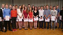 Nun trennen sich ihre Wege. Das letzte gemeinsame Foto der Klasse neun der Sophie-Scholl-Schule mit ihrem Klassenlehrer Wolfgang Rundel ...