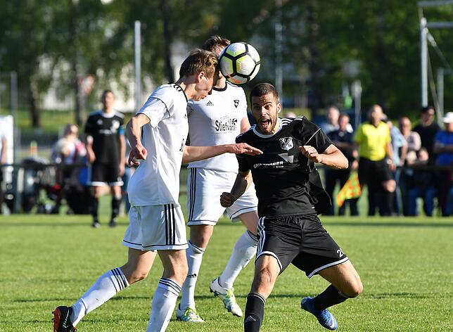 Entsetzen: Sandro Knab (rechts, gegen Etienne Leisinger) und der SV 08 Laufenburg unterlagen dem FC Wittlingen im Finale um den ...