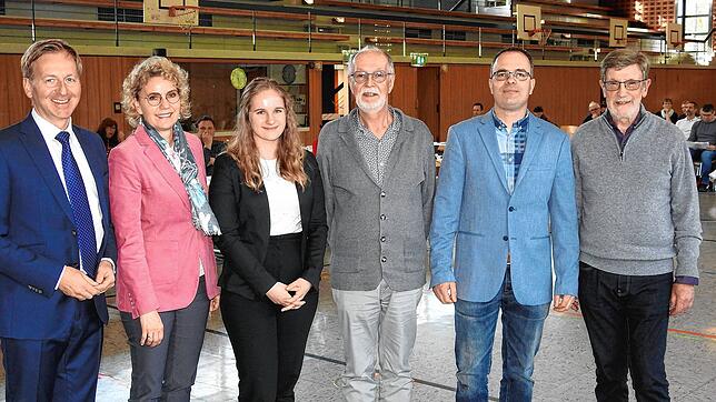 Große Gratulantenschar: OB Philipp Frank, die Erste Beigeordnete Petra Dorfmeister (v.l.), Gemeinderat und Ortsvorsteher Armin Arzner ...