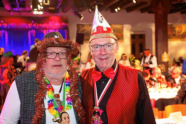 Bild 3: Bitte Platz nehmen! Kurz vor der Live-Übertragung der Konstanzer Fasnacht füllen sich die Reihen
