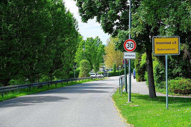 Auf den Hauptverkehrsstraßen im Ort gilt jetzt Tempo 30, auf der Bundesstraße Tempo 70.