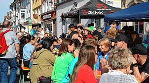 Am Nachmittag war an der langen Tafel in der Hauptstraße kaum noch ein freier Platz zu finden.