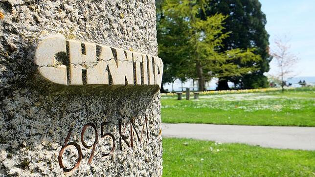 Ein Gedenkstein im Badgarten erinnert an die Städtepartnerschaften Überlingens mit dem französischen Chantilly und dem sächsischen Bad ...