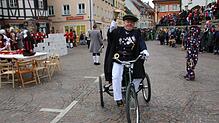 Narrenbolizist Heinz Schwenninger in Aktion: Als bimmelnder und radelnder Ordnungshüter ist er lange schon eine unverzichtbare Figur der ...