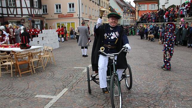 Narrenbolizist Heinz Schwenninger in Aktion: Als bimmelnder und radelnder Ordnungshüter ist er lange schon eine unverzichtbare Figur der ...