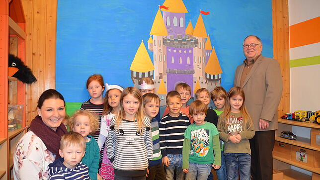 Sozialamtsleiter Huber Romer (rechts) zu Besuch im Kindergarten St. Bernhard Aasen mit Leiterin Julia Doser (links).