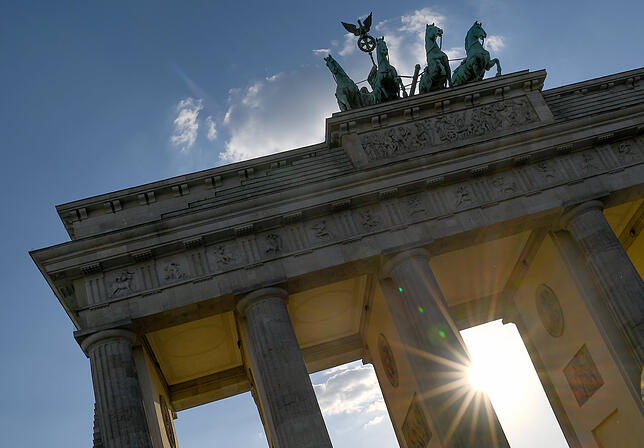 Eine Bahnfahrt von Konstanz nach Berlin &ndash; im Bild das Brandenburger Tor &ndash; kostet regulär ohne Bahncard oder Sparpreis 153 ...