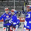 Mehrfach Grund zum Jubeln hatten die Wild Wings bei ihrem ersten Spiel in der umgebauten Helios-Arena. Hier freut sich Dylan Yeo (links) ...