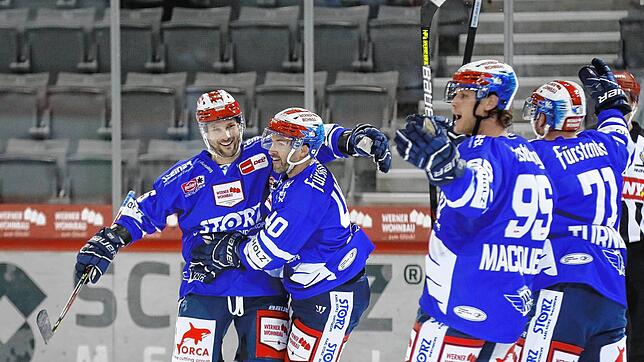 Mehrfach Grund zum Jubeln hatten die Wild Wings bei ihrem ersten Spiel in der umgebauten Helios-Arena. Hier freut sich Dylan Yeo (links) ...